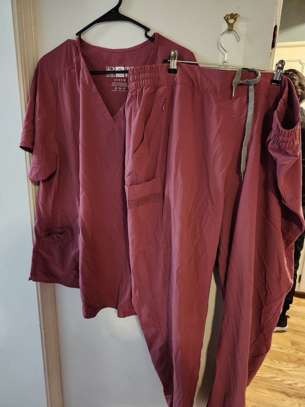 Wonder Wink Women's Scrub Top & Drawstring Jogger Pants - Roseberry